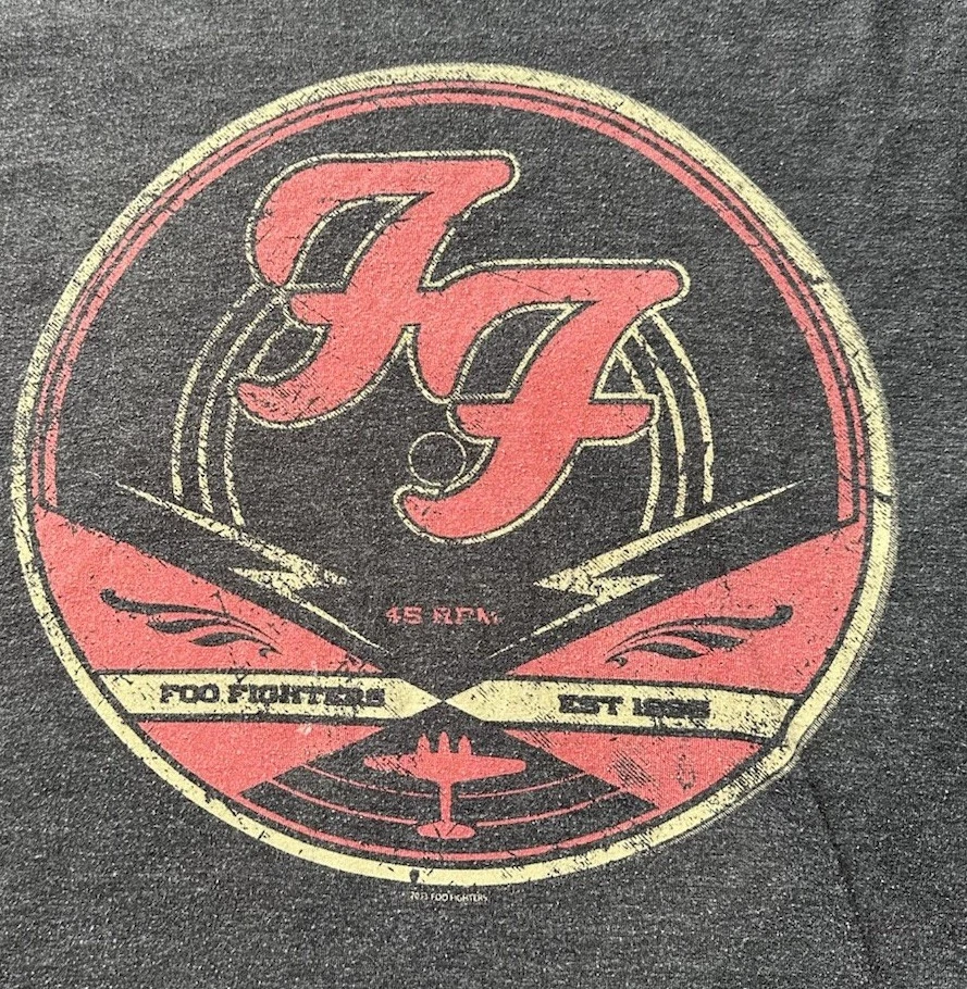 Camiseta Foo Fighters 2013 FF 45 RPM logotipo disco tamanho adulto M cinza gráfica - Imagem 2 de 4