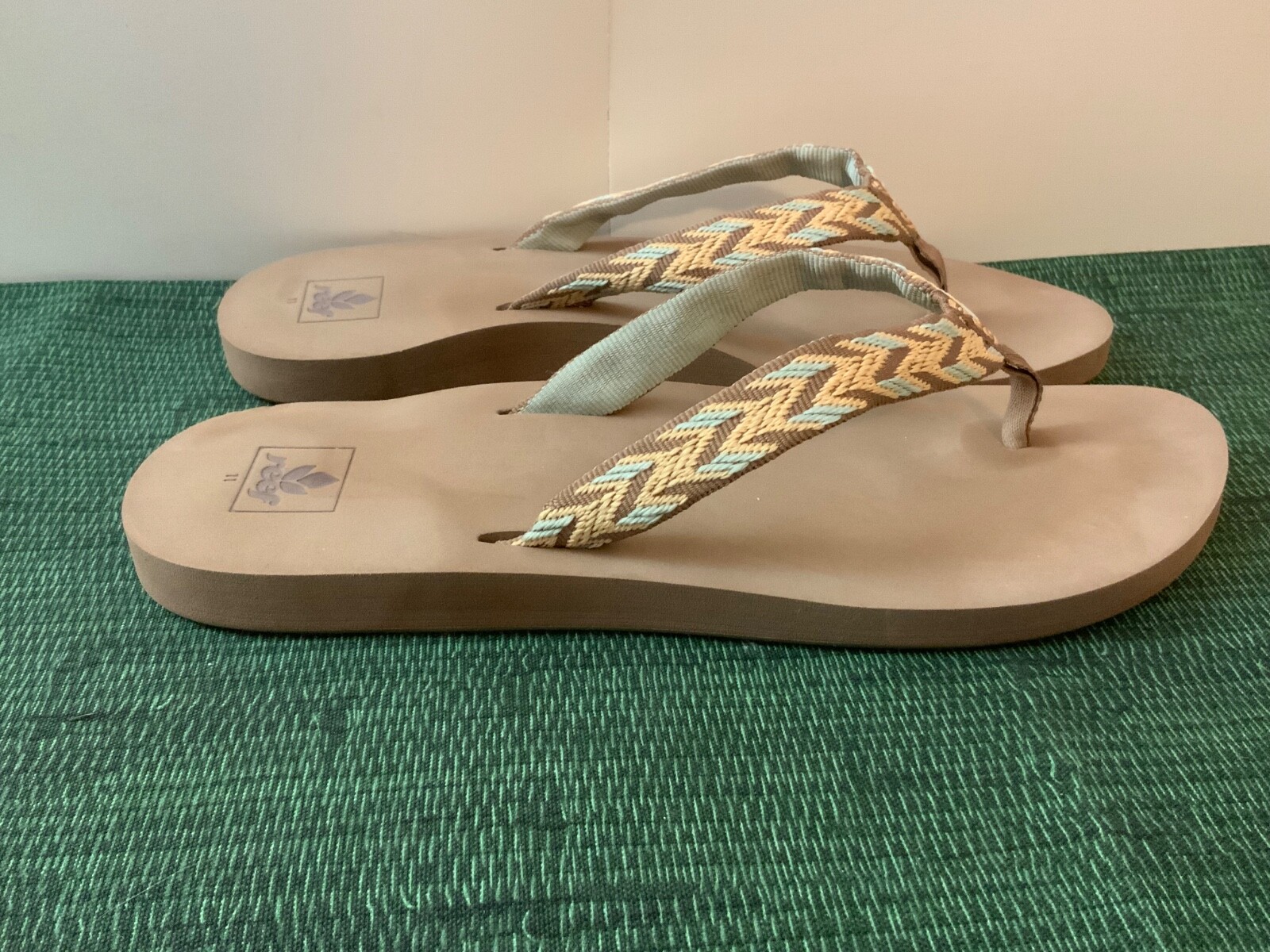 Womens REEF Flip Flop / Thong Sandal Size 11/ Tan Woven Design with Brown/ White
