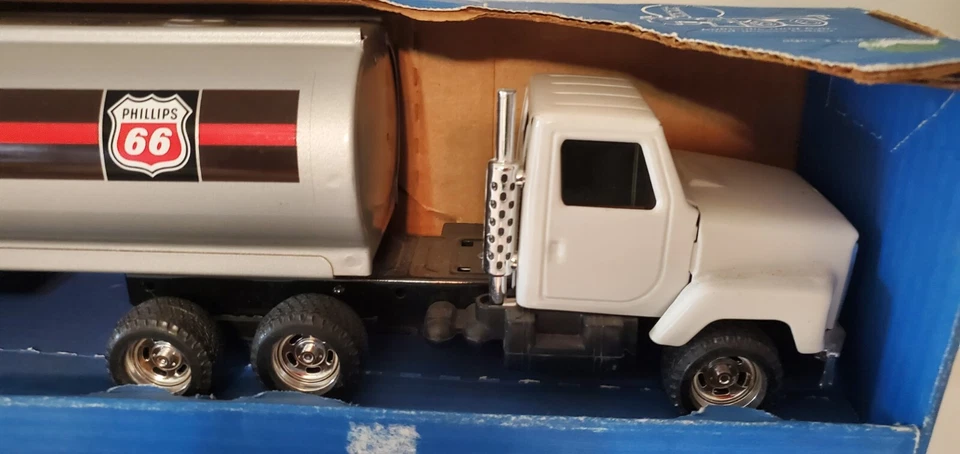 Ertl S Series IH Semi Tanker Philips 66 Gas NIB 1/25 - Image 2 of 4
