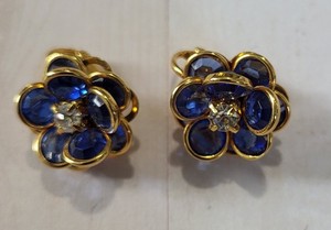 Vintage Avon Blue and Goldtone Flower/ Floral Clip-On Earrings.  Costume Jewelry