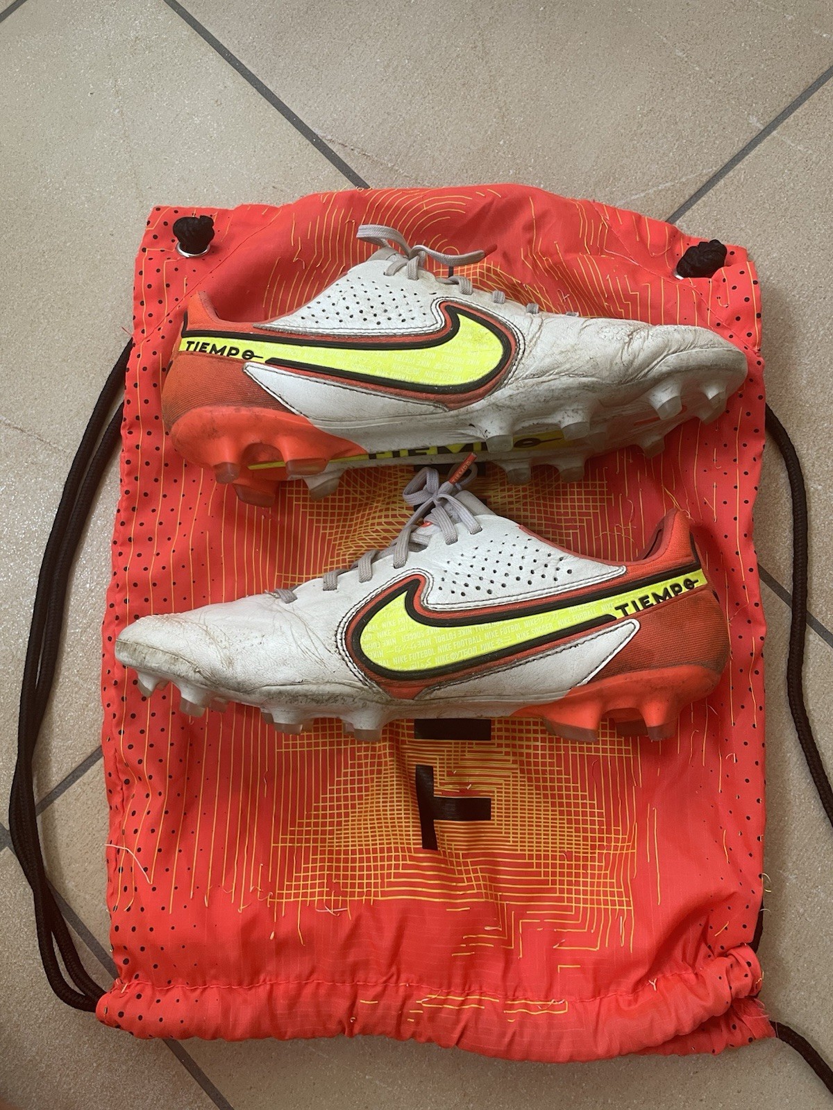 Nike Tiempo scarpe da calcio con tacchetti bianco/arancione/giallo con sacca