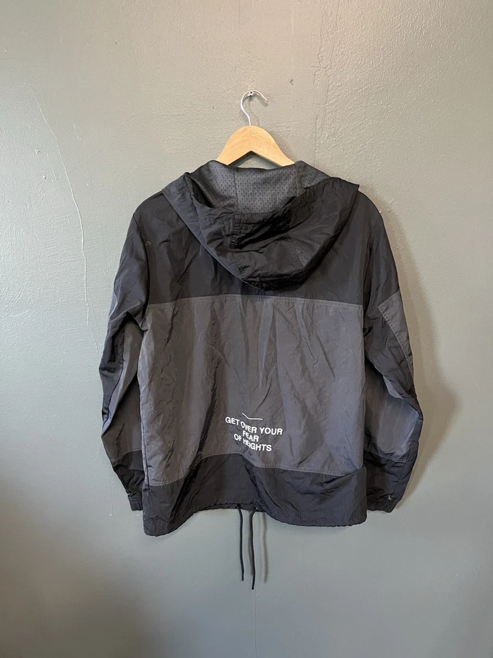 Jaqueta masculina Nike Air sem forro Anorak preta DD6406-010 com capuz tamanho pequeno - Imagem 2 de 3