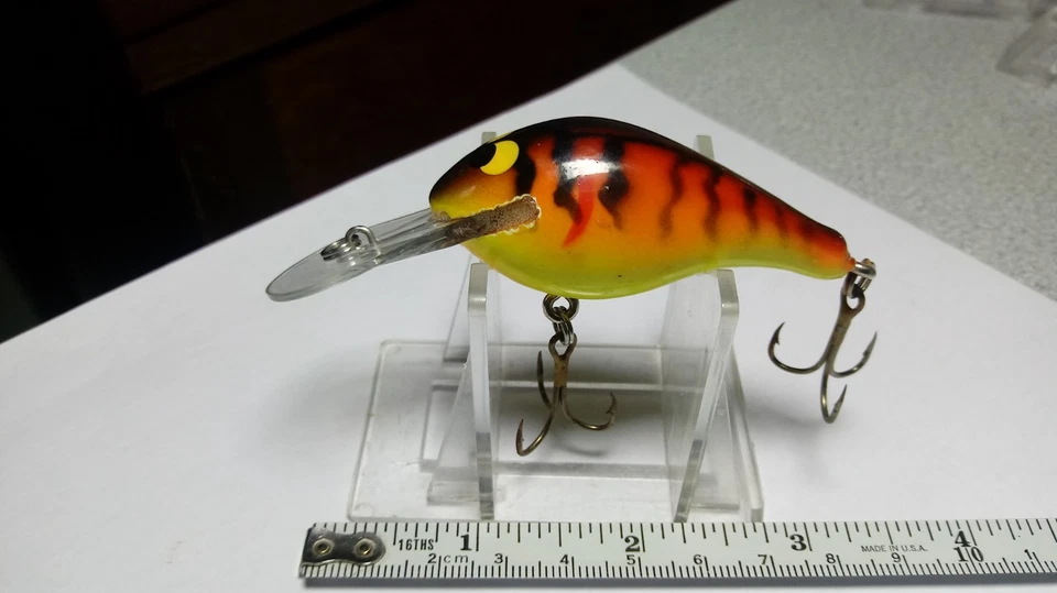 LEE SISSON, VINTAGE, MADERA, "TIGRE MARRÓN" CRANKBAIT, 2 3/4" CUERPO, 3 1/4" O.A, EXC.COND Foto 4 de 4