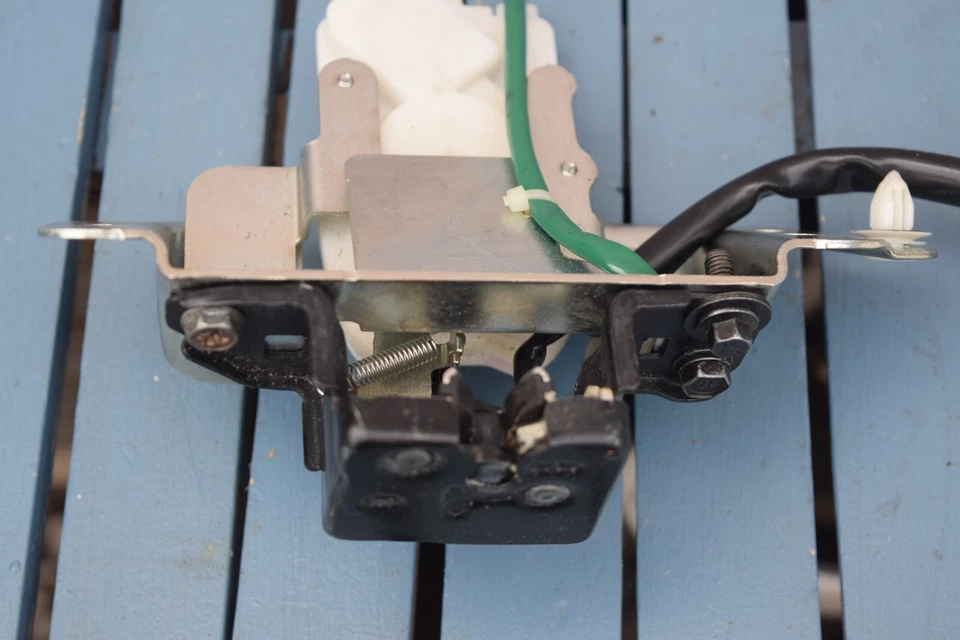 Cerradura de actuador puerta levadiza maletero escotilla trasera Toyota Highlander 2008 2009 2010 fabricante de equipos originales Foto 3 de 3