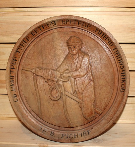 Vintage hand carved wood wall hanging plate miner portrait - Picture 6 of 8