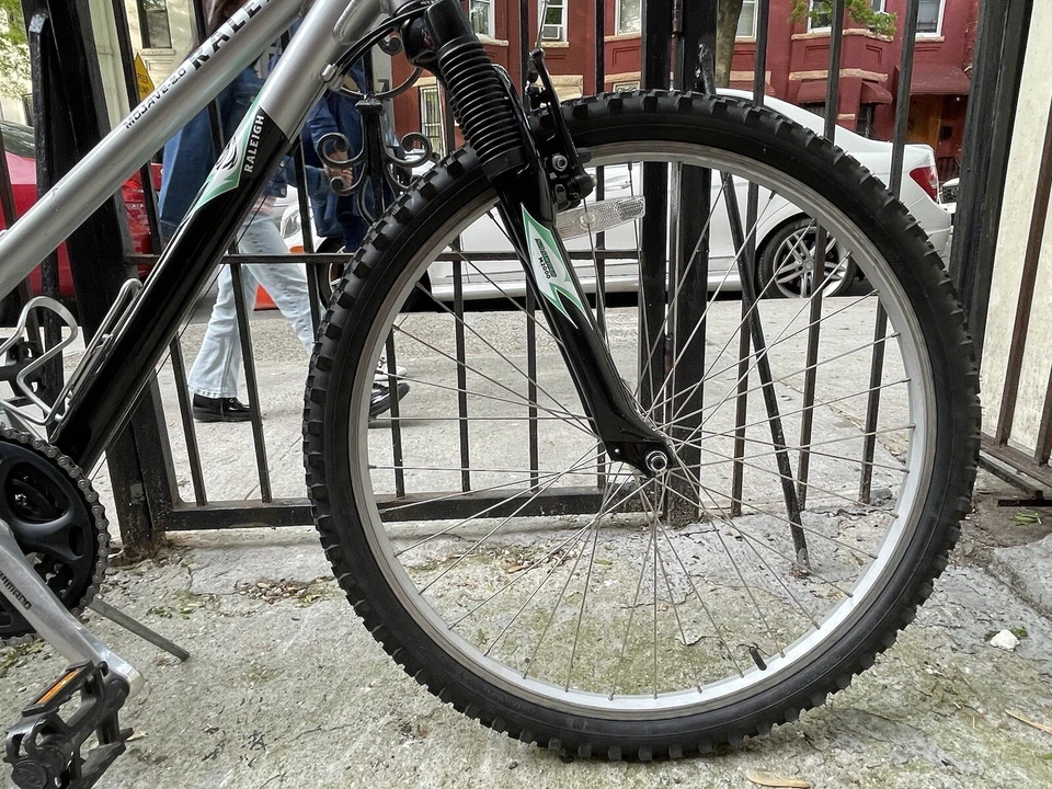 (ligeramente usada) BICICLETA DE MONTAÑA RALEIGH MOJAVE-2.0 21 velocidades. MARCO DE ALUMINIO Foto 3 de 4