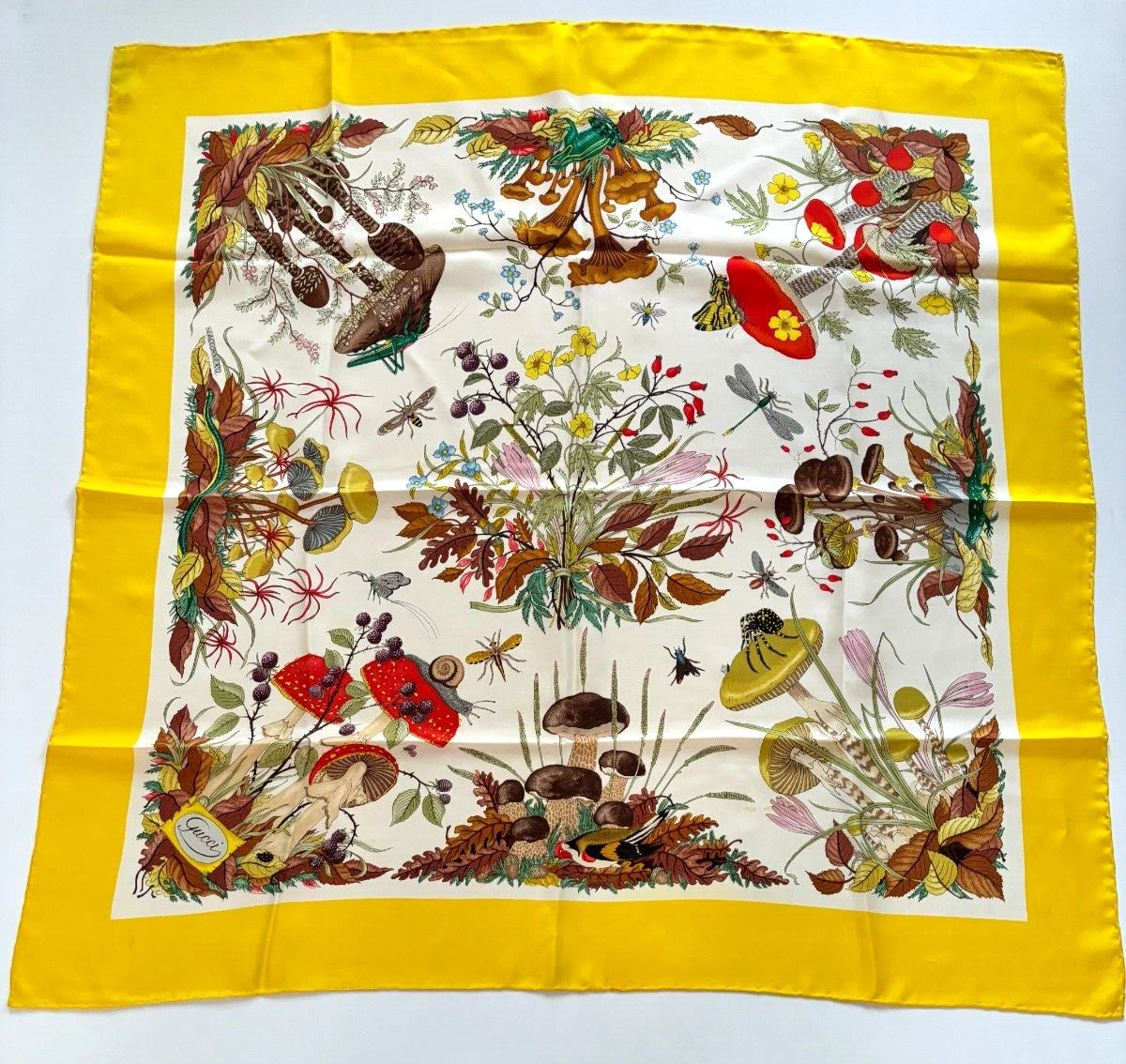 Foulard en soie fleur jardin Gucci vintage 1967 V. Accornero soie champignons champignons fleurs