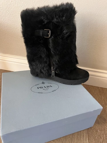Bottes compensées Prada noires en fausse fourrure 39