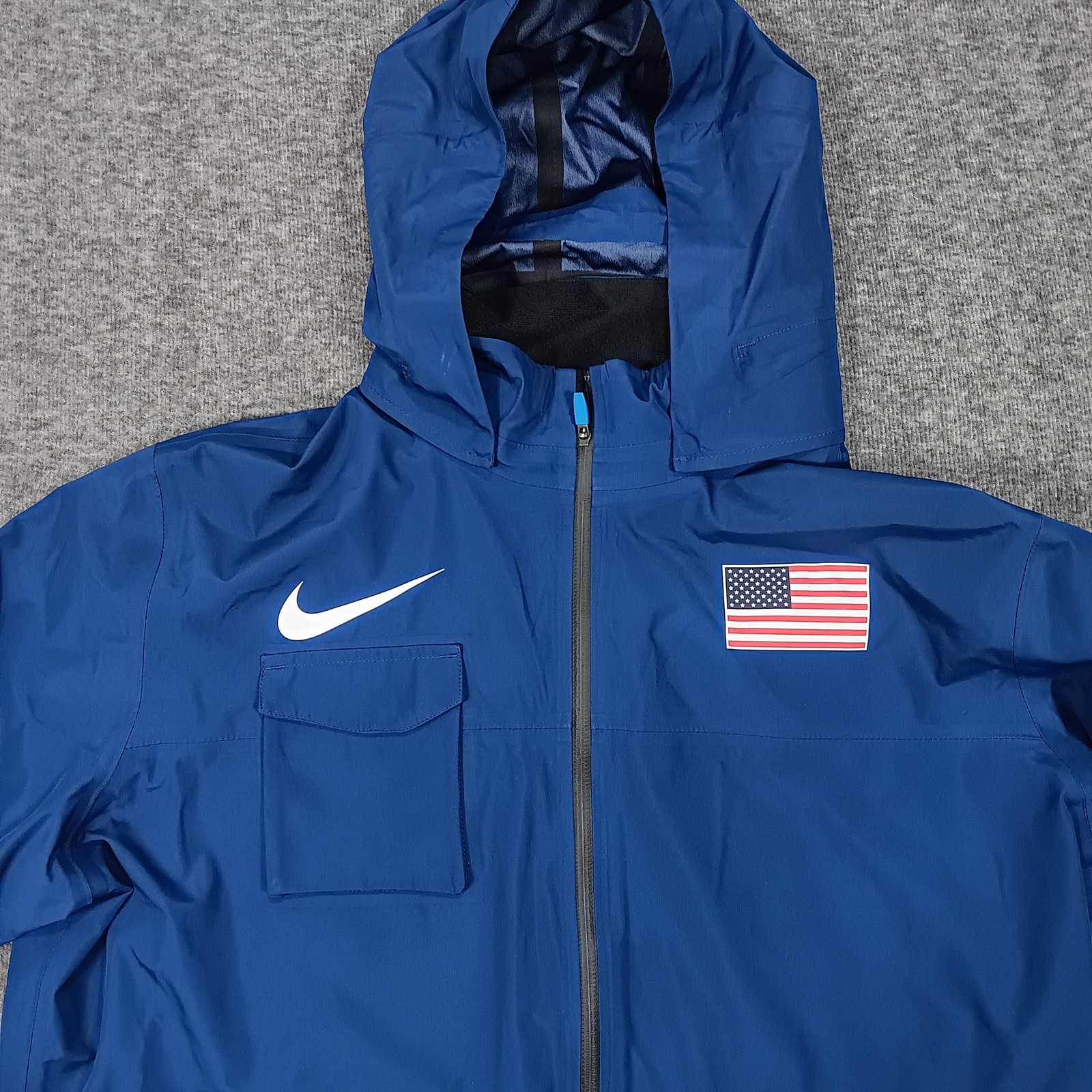 SACAI X NIKE Giacca USA uomo grande blu Nike Storm FIT ADV giacca a vento con cappuccio olimpiadi pista