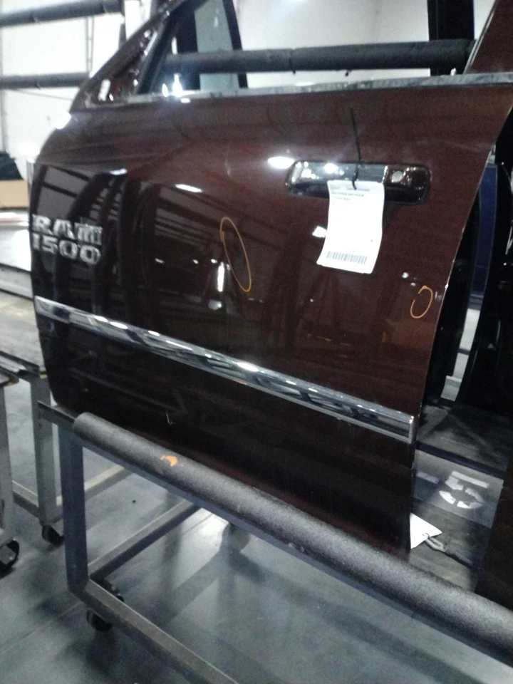 Conjunto de puerta delantera izquierda usado se adapta a: camioneta Ram Dodge 1500 2015 doble cabina Foto 4 de 4