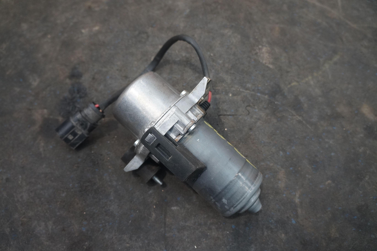 Brake System Vacuum Pump 3Y0927317A OEM Bentley Mulsanne 2015