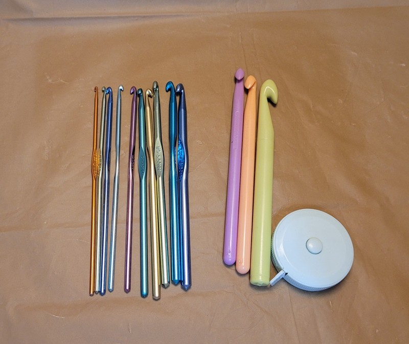 Lot Of 13 Crochet Hooks And Tape Measure Aluminum And Plastic Boye