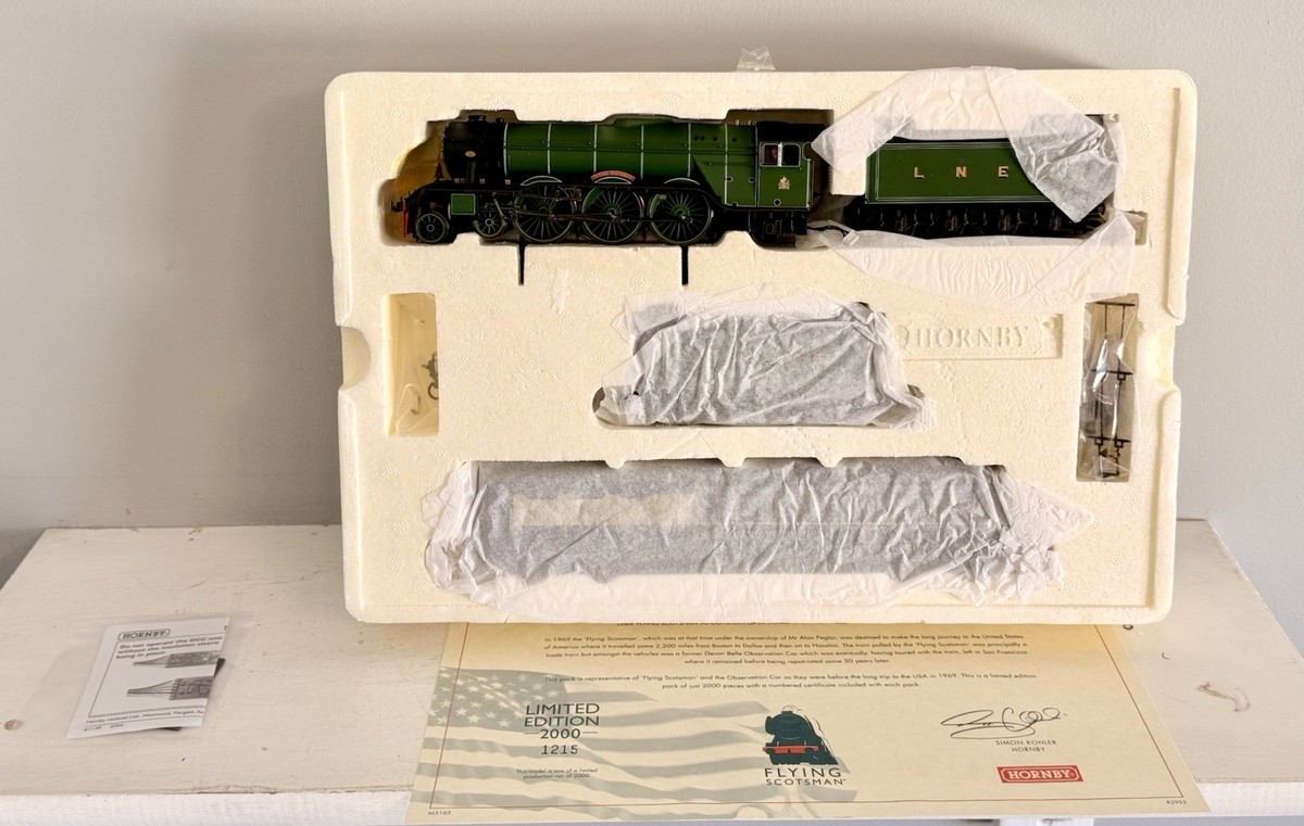 Hornby R2953 OO Gauge Flying Scotsman USA Tour 1969 Train Pack