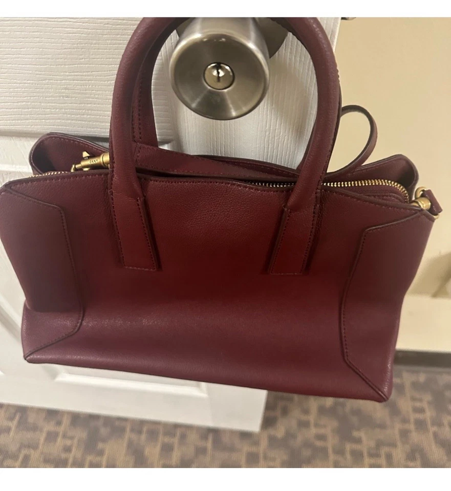 Cartera monedero dkny vino púrpura remaches dorados Foto 4 de 4