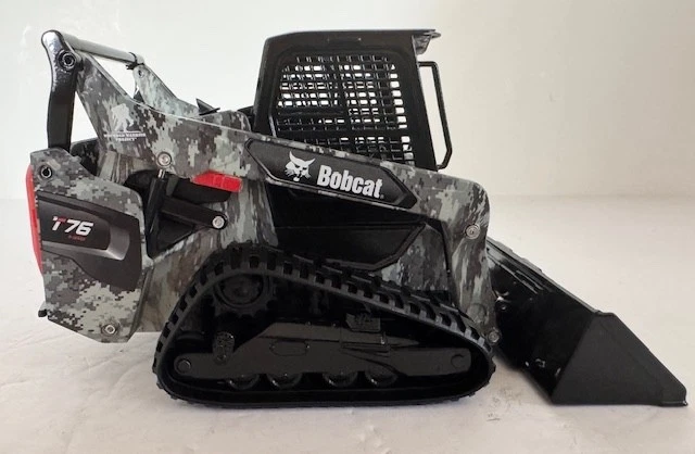 NEW RARE 1:25 Bobcat T76 Compact Track Loader Limited Edition Wounded Warrior - Image 2 of 4