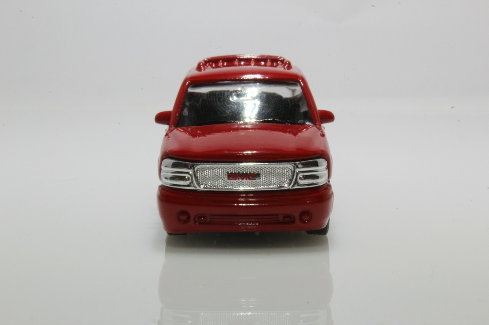2001 GMC Yukon Denali SUV (Tahoe), 1:64 Scale Diecast Model (Red)