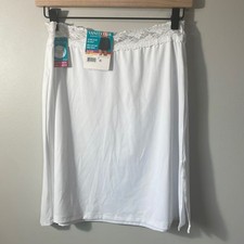 Nwt vanity fair half slip in white, size m 18  length can be adjusted.