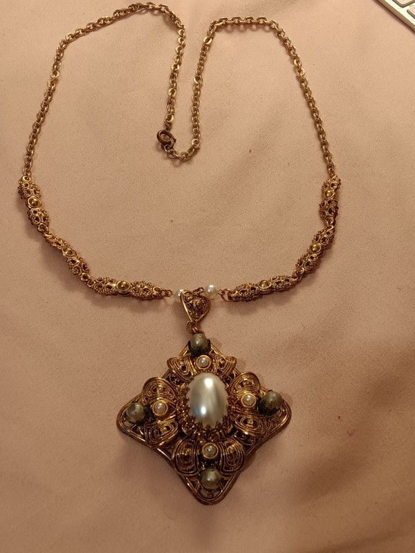 VINTAGE WEST.GERMANY GOLD TONE FILIGREE FAUX PEARL CAB PENDANT CHAIN NECKLACE