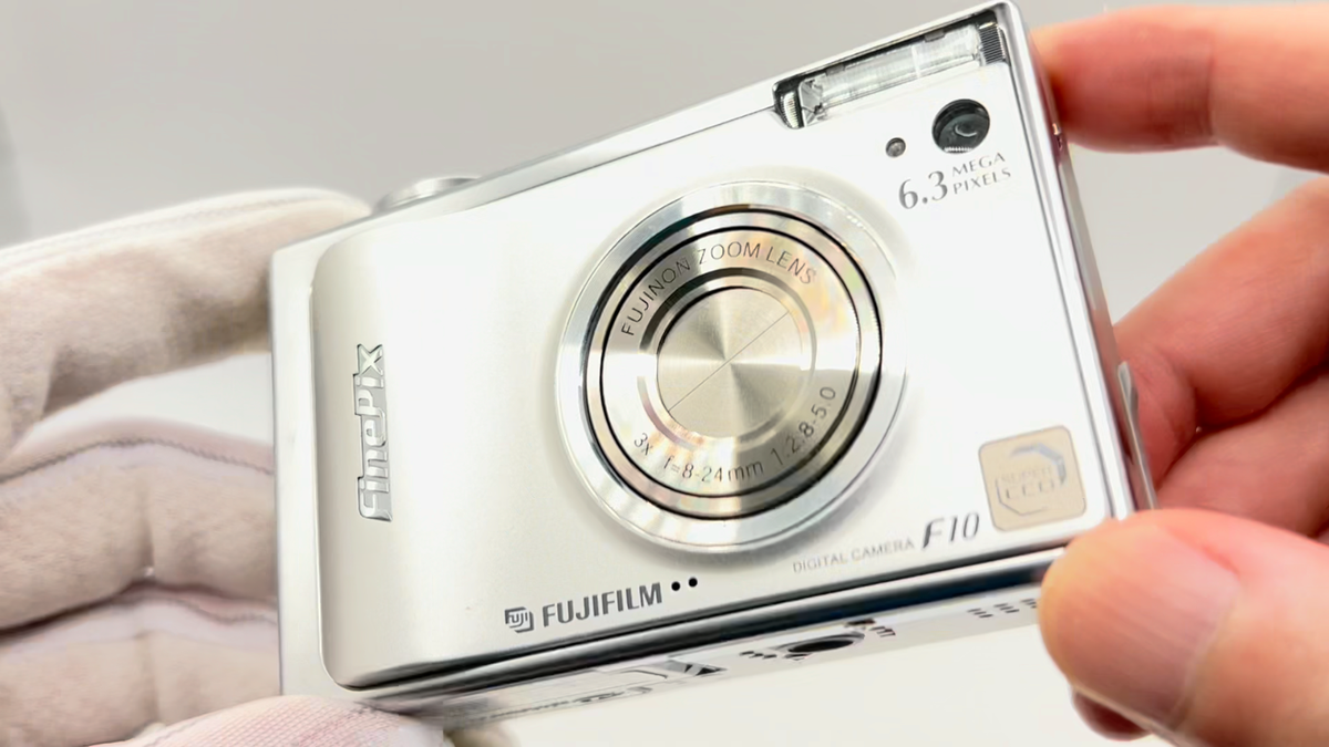 Near Mint in Box] Fujifilm FinePix F10 6.3MP Digital Camera Silver