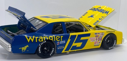Dale Earnhardt #15 Wrangler 1979 Pontiac Ventura Legendary Series 1:24 Diecast - Picture 4 of 24