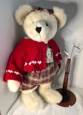Boyds Bears Plush I. Bea Lovinya Bear  - T.J Best Dressed Collection  - w/Stand