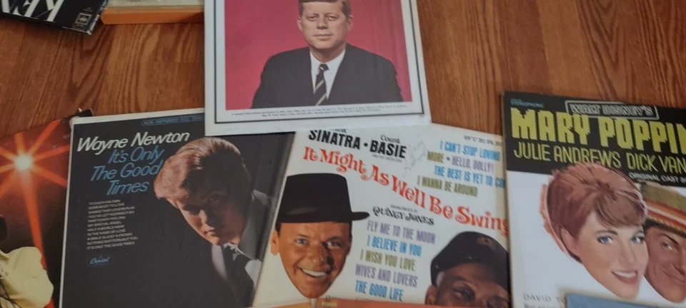 Over 70  Vinyl Records Elvis, Sinatra, Dean Martin, Bill Cosby, JFK, autographed Foto 4 de 4