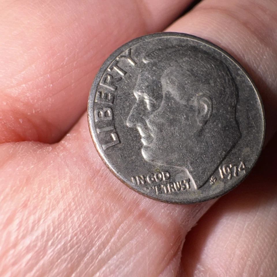 Монета номиналом 10 центов 1974 с изображением Рузвельта без знака монетного двора «W» НЕ В ХОРОШЕМ СОСТОЯНИИ - Изображение 3 из 4