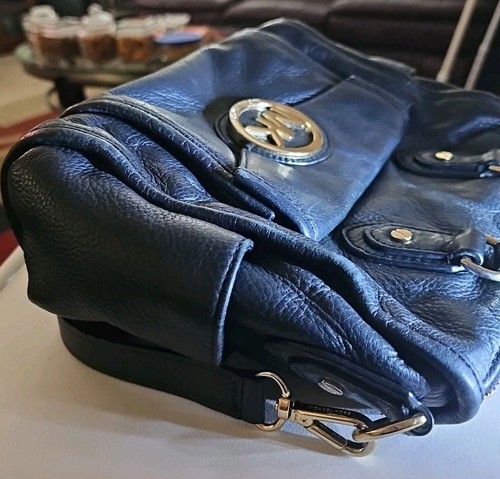 Bags Michael Kors Medium Black Satchel Gold Details VERY GOOD CONDITION - Picture 7 of 7