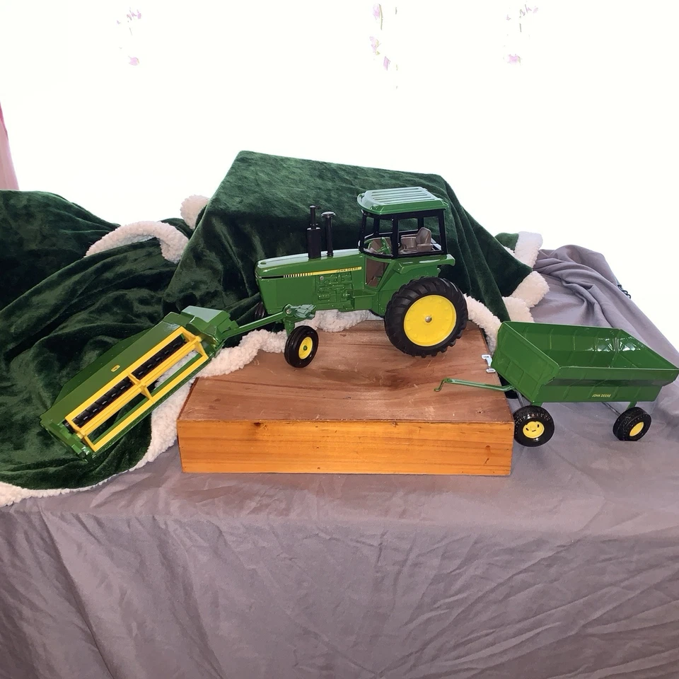 De colección. Juego de 3 tractores de juguete John Deere equipo agrícola escala 1/16 PristineDIE-CAST  Foto 3 de 4