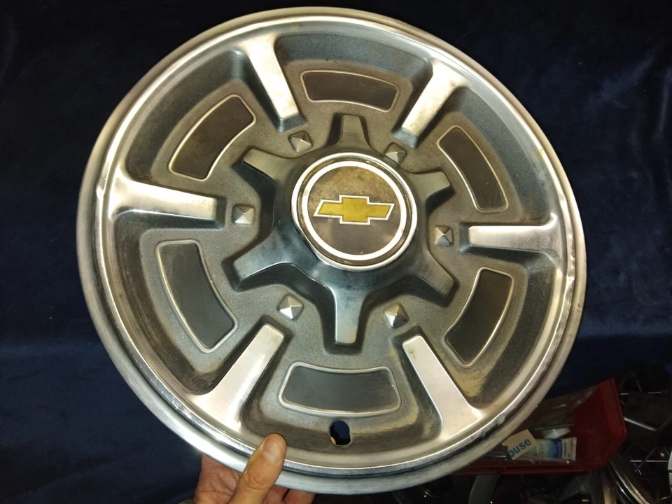 One 1976 1977 1978 Chevrolet C-10 C10 pickup 15" hubcap Suburban Foto 4 de 4