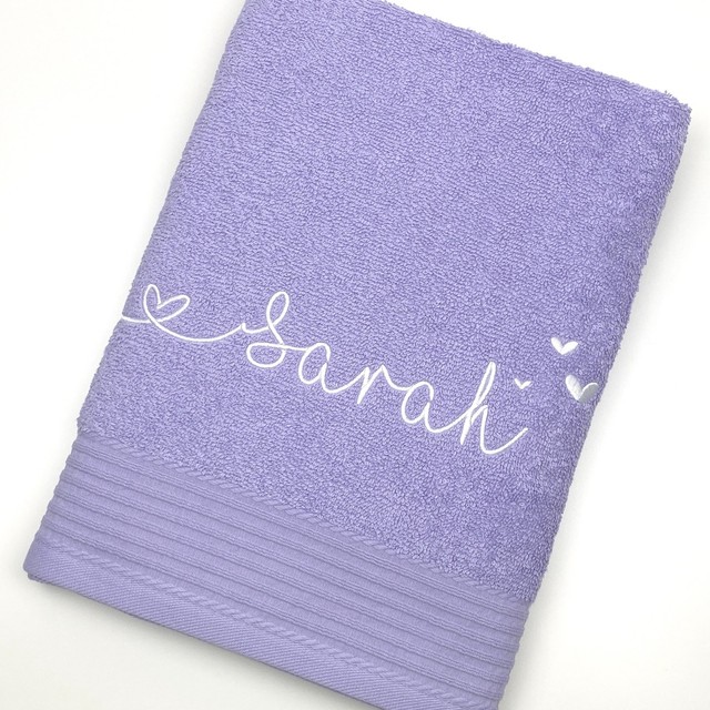 Handtuch mit Namen und Herzen bestickt | Personalisiertes Badetuch | Geschenk |