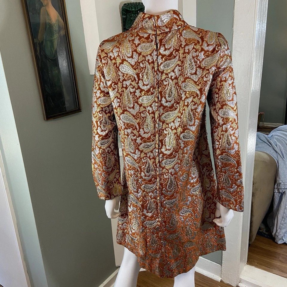 Mini vestido recto vintage años 60 Romantica Victor Costa brocado metálico cachemir Foto 2 de 4