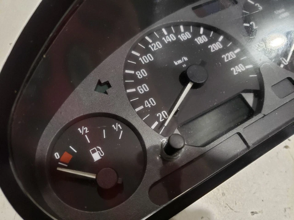 BMW E36 Z3 1996 - Cuadro de instrumentos velocímetro KPH - 96-97 OEM 8389962 Foto 2 de 4