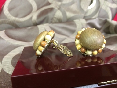 Vintage Lisner Large Round Faceted Brown Faux Wood Clip-on Earrings - Picture 3 of 5