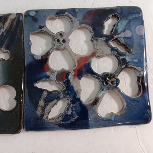 Coppia di sottobicchieri quadrati firmati Brie Art Pottery 4" - Foto 2 di 9