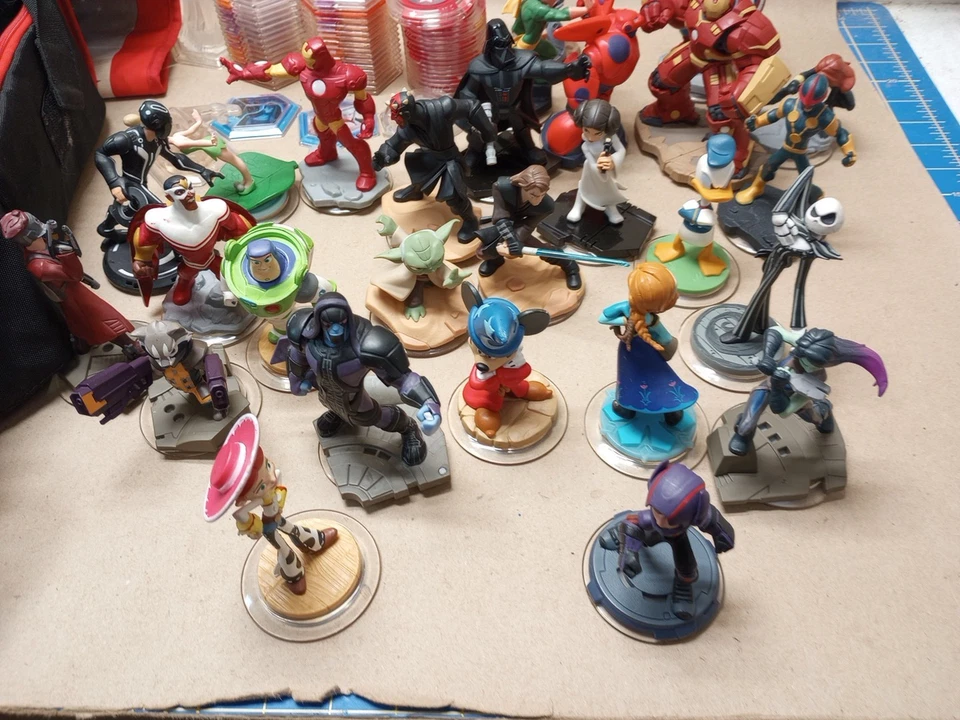 Disney Infinity Lot of 86 (Figurines, Base, Xbox360 Game) Superhero, Star Wars + - Image 2 of 4