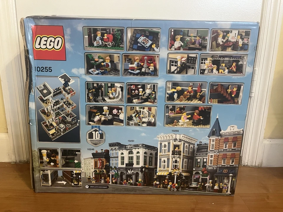 LEGO CREATOR: Assembly Square (10255) Retired  - Image 2 of 2