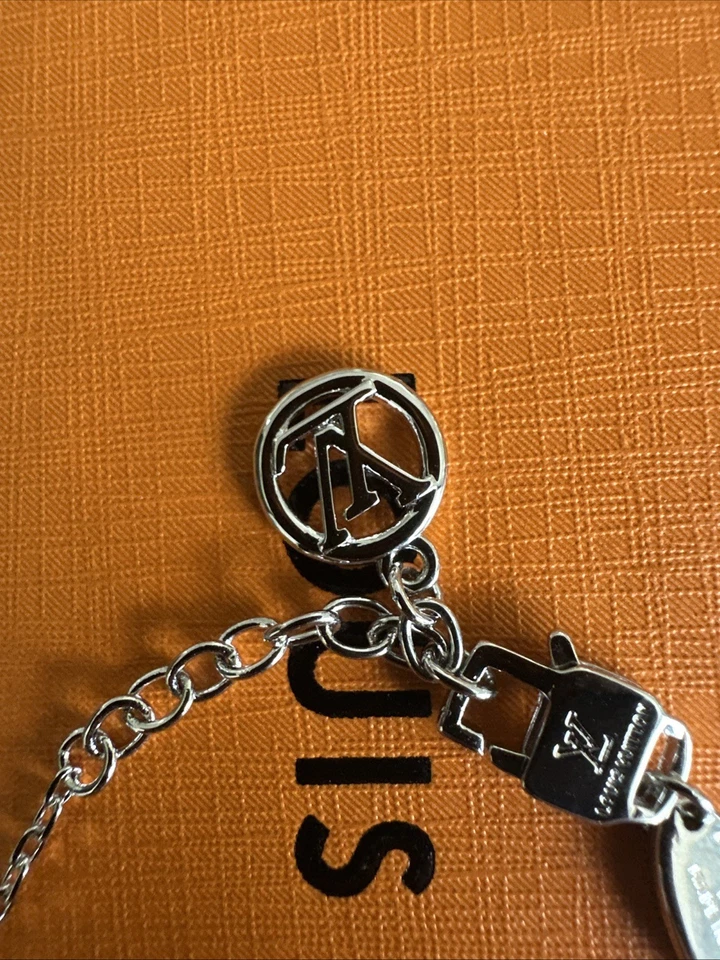 LOUIS VUITTON LV Icónico Brazalete de Plata con Logo Dorado y Rosa Flor de Trébol Usado en Excelente Condición Foto 3 de 4