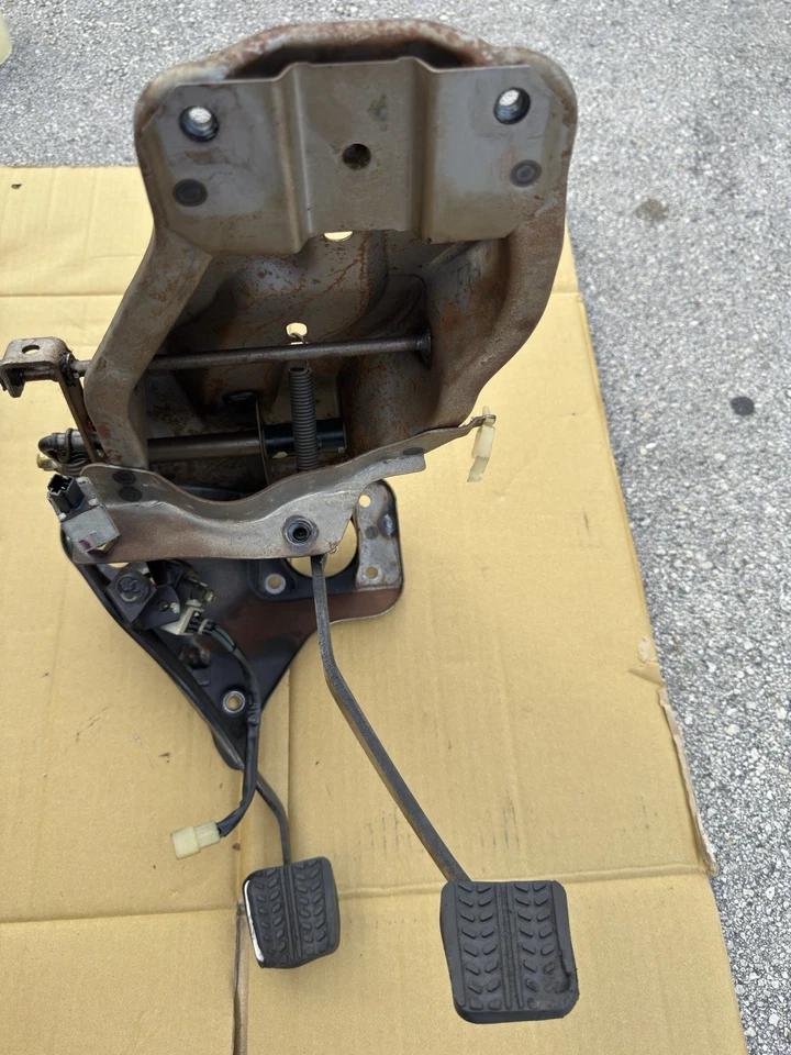 Mazda B2000 B2200 B2600 1986-1993 transmisión manual embrague y pedales de freno Foto 4 de 4
