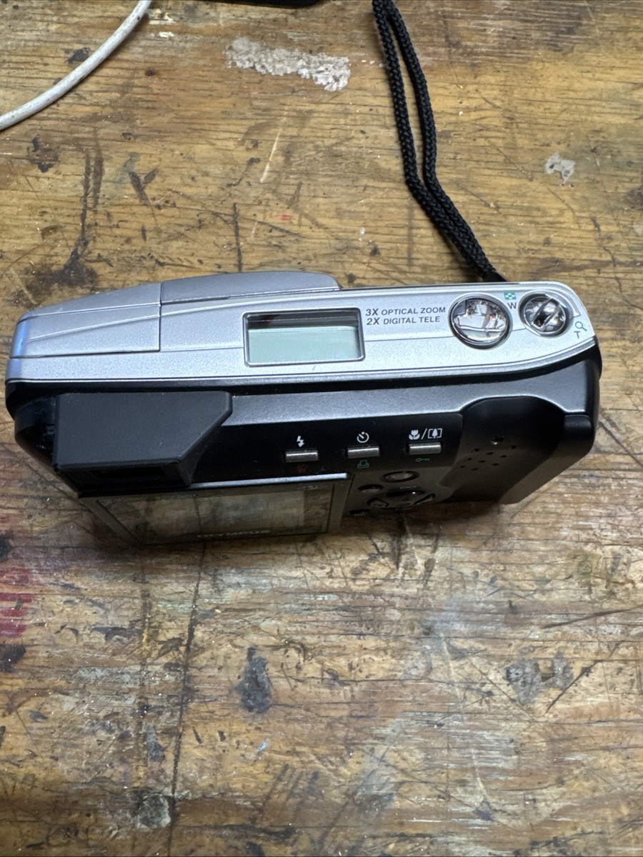 Olympus D-460 Zoom Silver 1.3 Mega Pixel Digital Camera with 3x