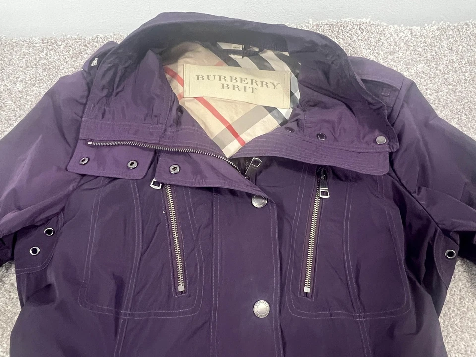 Chaqueta Burberry Brit para mujer grande púrpura con cinturón con capucha parka utilitaria bolsillos con cremallera Foto 2 de 4