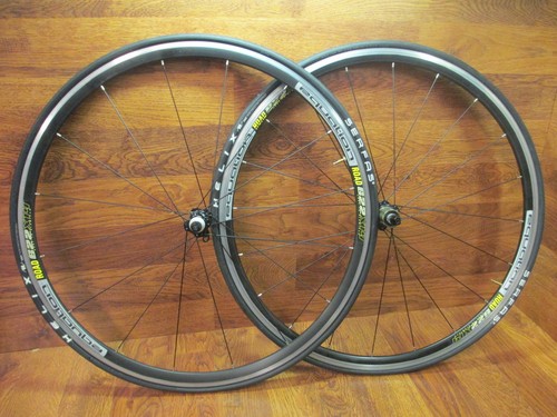 Ecuación carretera 700 Remachador Aero Juego De Ruedas 8-10 velocidad  Shimano Serfas Helix neumáticos | eBay