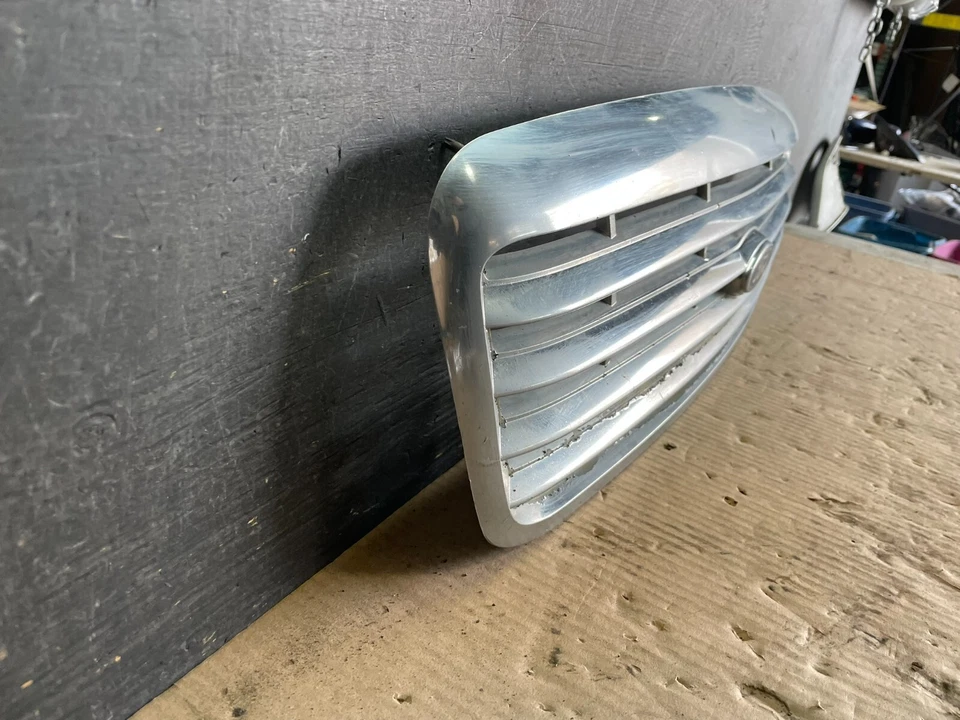 Grelha dianteira superior cromada Ford Crown Victoria 2003 a 2011 L9686 PS - Imagem 3 de 4