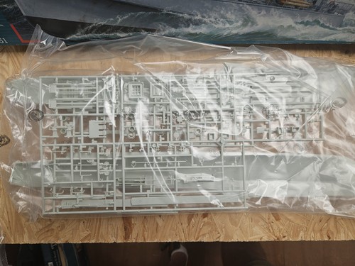 Revell Schnellboot German Fast S-100 Class 1/72 Model Kit 05051 2001 - Picture 8 of 10