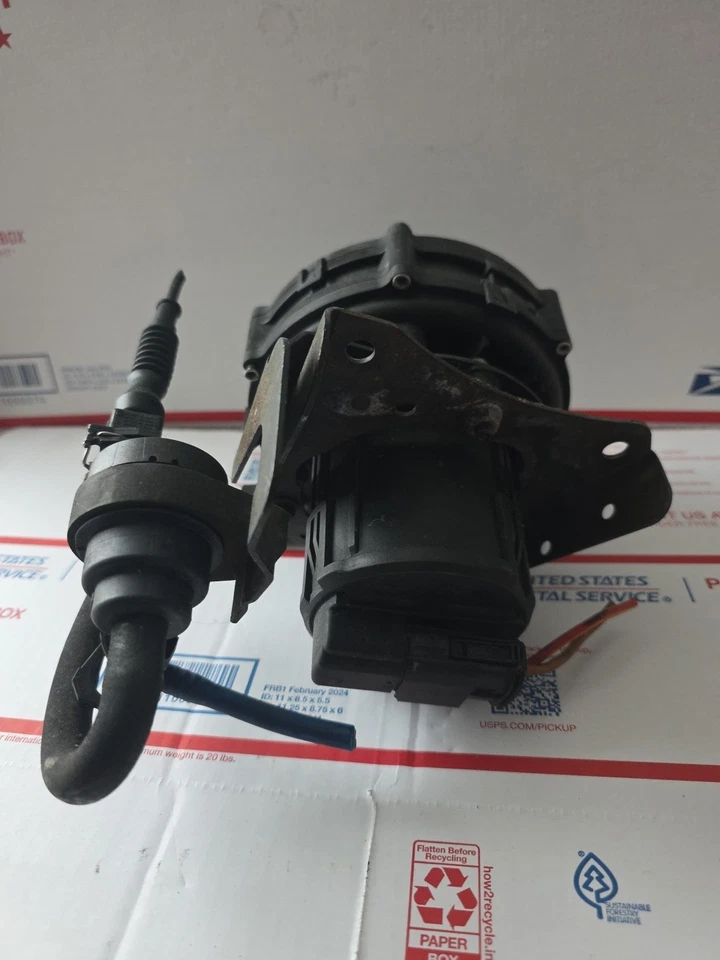 Bomba de inyección de aire secundaria BMW Z3 1996-1998 1,9 L 11-72-1-433-818 Foto 3 de 4