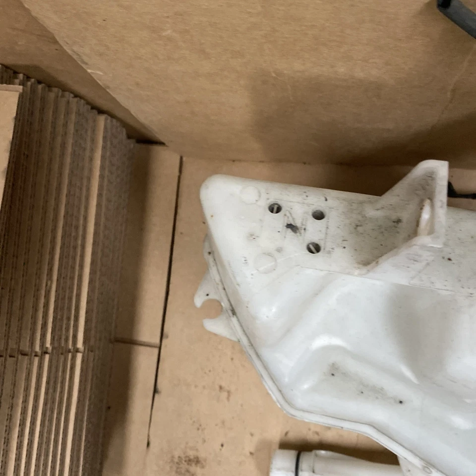 Botella lavadora Infiniti G37 2008 2009 OEM bomba parabrisas delantero Foto 3 de 4