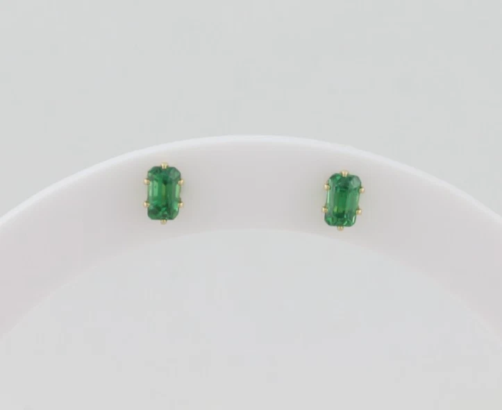 Pendientes de turmalina verde natural de oro amarillo de 14k 1/4" x 1/8" Foto 4 de 4