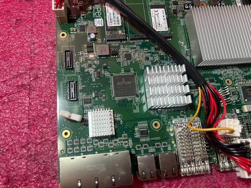 Juniper NFX250 Network Services Platform Firewall Motherboard 142000001312A 01 - 第 5/12 張圖片
