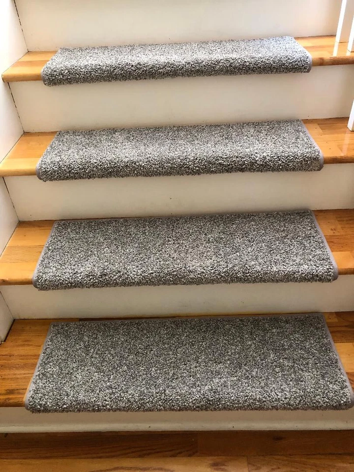 Caja de 5 peldaños acolchados para escaleras alfombra 27" de ancho | hormigón | hilo gris con mancha gris Foto 2 de 4