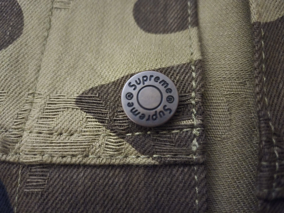 SUPREME JACQUARD LOGOS DENIM TRUCKER JACKET (LARGE) FW25 COAT DOUBLE KNEE DENIM - Image 4 of 4